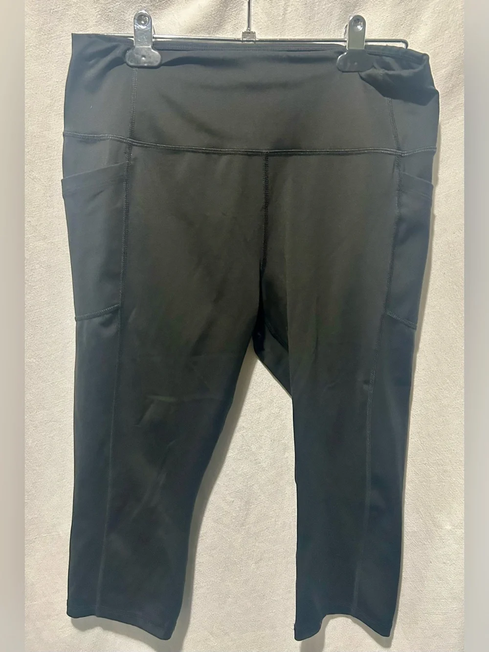 Women's Black High-Waist Active Capri Pants with Side Pockets L 12-14